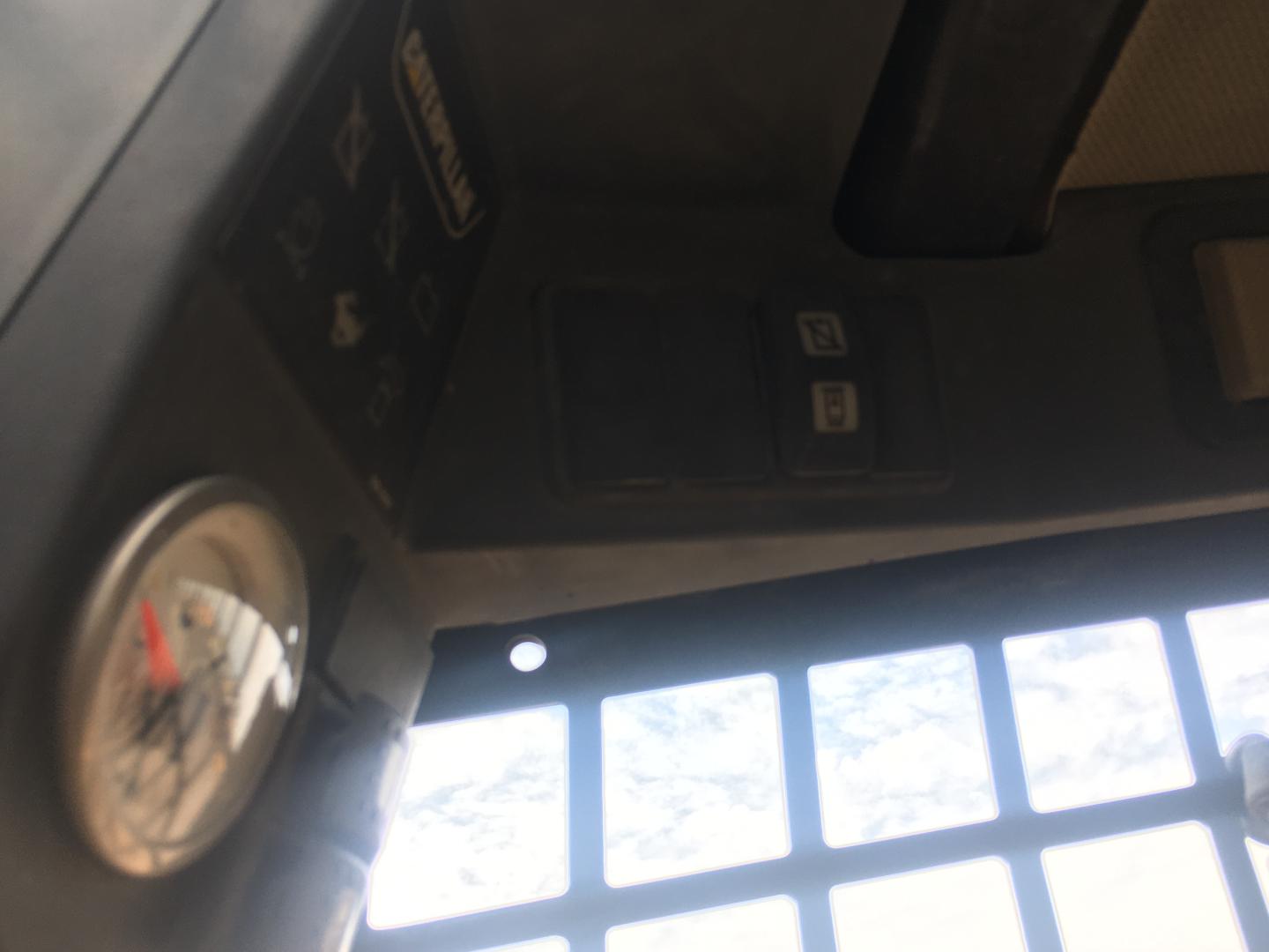 ./imagenes/INVOICE/2019/16961/MINICARGADOR CAT 236B3 PARA PARTES (28).JPG